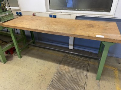 1 Arbeitstisch